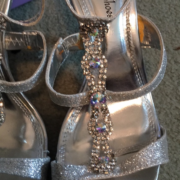 Silver & rhinestone heels with 4” stilettos 9 1/2 - Picture 3 of 5